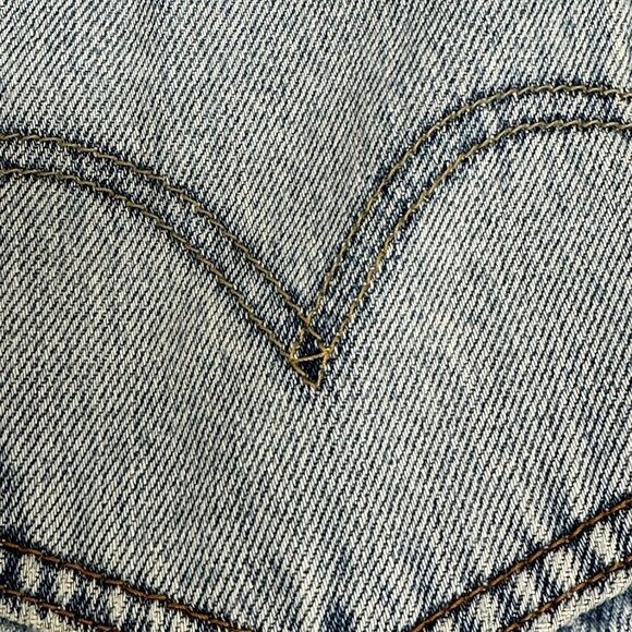 Vintage Levi's 505 Light Wash Distressed Shorts, Petros Vintage, Size 32 - Picture 4 of 10